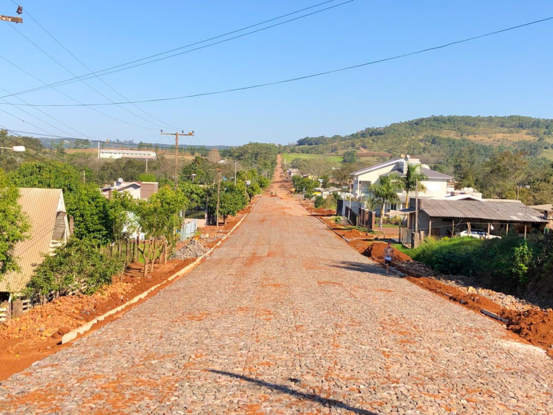 OBRA DE CALÇAMENTO NA RUA BENTO GONÇALVES ESTÁ EM ANDAMENTO